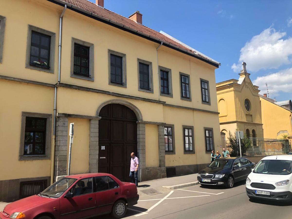 Pr Apartman Eger Eksteriør bilde